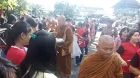 Derma unik yang diberikan umat Buddha itu membuat biksu yang menggelar pindapata tersenyum simpul. (Liputan6.com/Yanuar H)