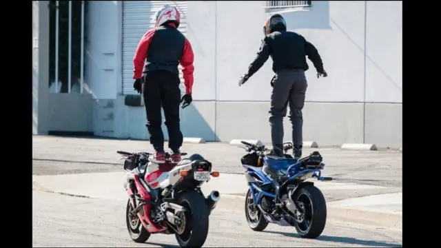 Berdiri di atas sepeda motor.