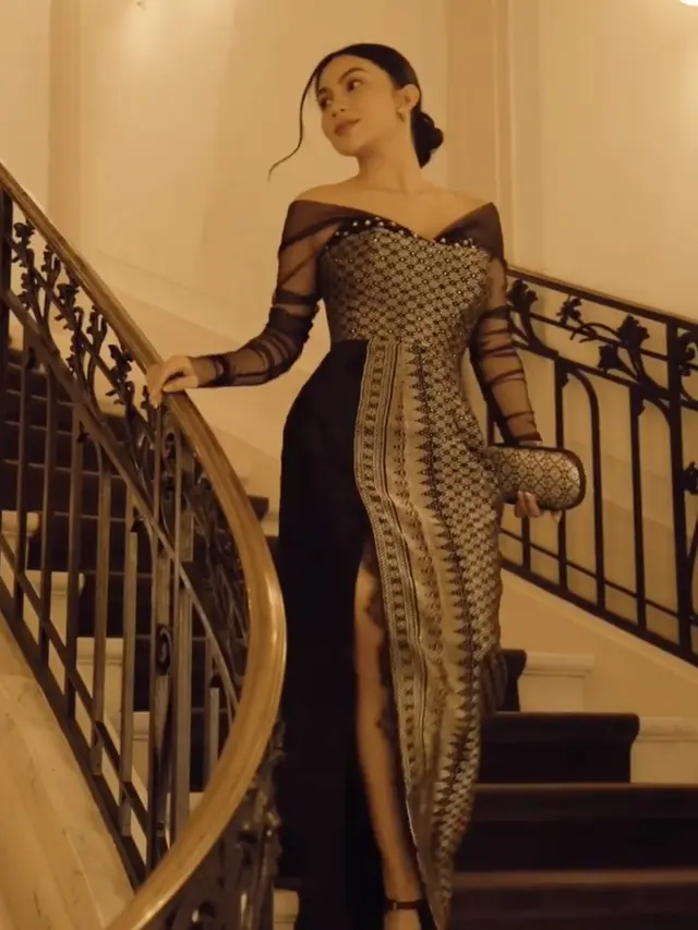 Ariel Tatum Berbusana Tara Gemilang