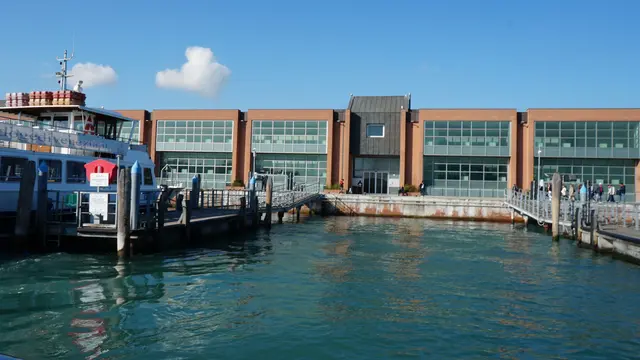 The Port of Venice juga melayani pelayaran bagi kapal kargo dan memiliki sejumlah gudang peti kemas. (Liputan6.com/Marco Tampubolon)