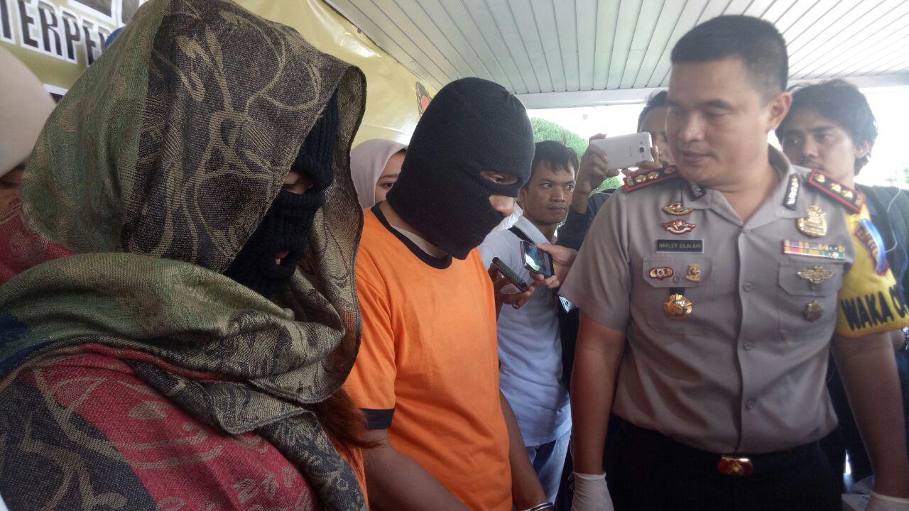 Sepasang pria dan wanita berinisial TBN (31) dan KN (27), ditangkap polisi lantaran terbukti menjalani bisnis seks bertiga atau threesome di wilayah Tangerang. (Liputan6.com/Pramita Tristiawati)