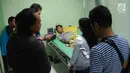 Keluarga dan kerabat menjenguk seorang korban miras oplasan yang mendapat perawatan di rumah sakit di Cicalengka, Jawa Barat (11/4). (Liputan6.com/Pool/Polda Jabar)