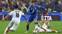 Pemain depan Italia Daniel Maldini (tengah) berebut bola dengan gelandang Israel Mohammad Abu Fani (kiri) selama pertandingan sepak bola UEFA Nations League, Ligue A Grup A2 antara Italia dan Israel di stadion Friuli di Udine, pada 14 Oktober 2024.Tiziana FABI / AFP