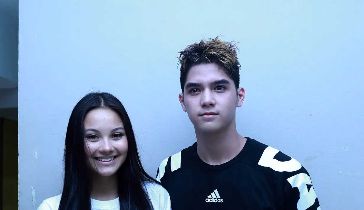 Telah lama ditunggu-tunggu, meski kedekatan mereka dapat dilihat dari beberapa foto didunia maya termasuk akun instagram, Al Ghazali dan Alyssa Daguise kini tak segan memamerkan kemesraan di hadapan publik. (Andy Masela/Bintang.com)