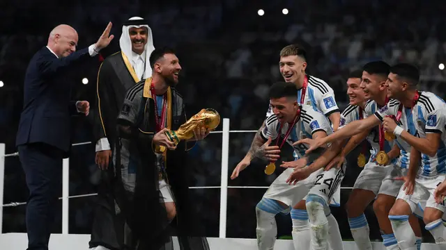 Foto: Syukron Qatar, Messi Sah Angkat Trofi Piala Dunia