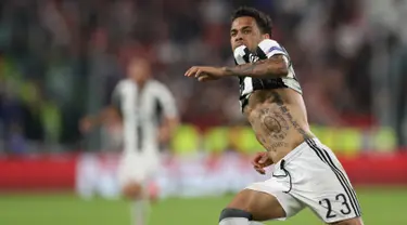 Bek Juventus, Daniel Alves melakukan selebrasi usai mencetak gol ke gawang AS Monaco pada pertandingan leg kedua semifinal Liga Champions di Turin, Italia, (10/5). Juventus melangkah ke final setelah menang dengan aggregat 4-1. (AFP Photo/Valery Hache)