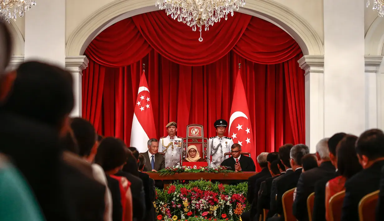 Suasana upacara peresmian Presiden Singapura, Halimah Yacob di Istana Kepresidenan Singapura, (14/9). Halimah Yakob menorehkan sejarah dengan menjadi perempuan muslimah pertama yang menjadi Presiden Singapura. (Wallace Woon/Pool Photo via AP)