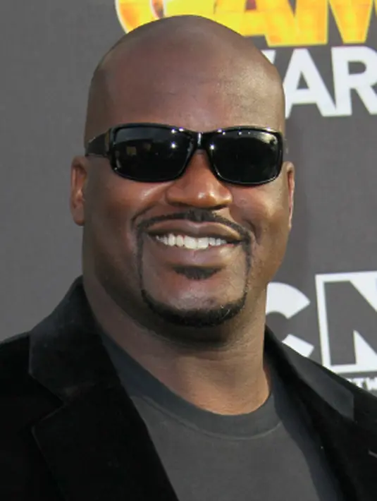 Atlet basket NBA, Shaquille O'Neal mengumumkan dirinya telah memeluk agama Islam di tahun 2010 silam. Tak hanya itu, O'Neal menjalankan ibadah haji ditahun 2011. (PinItBintang.com)