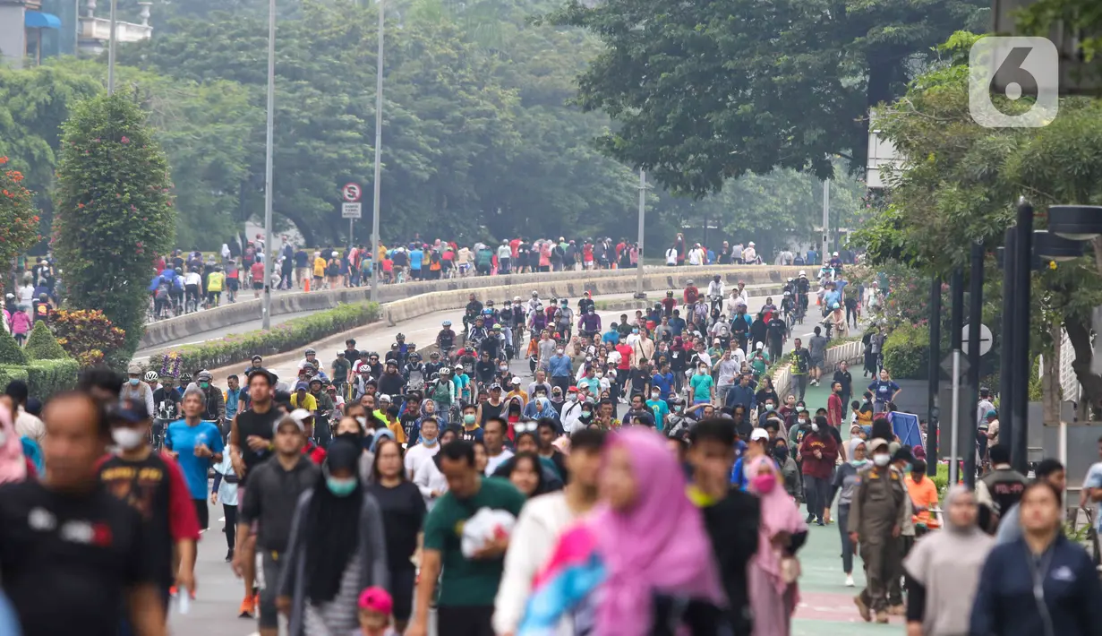 Warga berolahraga di kawasan Bundaran HI, Menteng, Jakarta Pusat, Minggu (22/5). Pemerintah Pemprov DKI Jakarta kembali menggelar Hari Bebas Kendaraan Bermotor (HBKB) di sejumlah ruas jalan Ibu Kota. HBKB yang digelar pukul 06.00 – 10.00 tersebut dalam rangka meningkatkan kualitas udara di Jakarta. (Liputan6.com/Herman Zakharia)