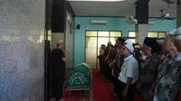 Pengurus dan warga di sekitar Masjid Al-Jihad, Karet, Setiabudi, Jaksel saat mensalatkan jenazah warganya (Liputan6.com/Muslim)
