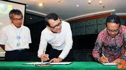 Citizen6, Jakarta: Direktur Utama PLN, Nur Pamudji dan Direktur Utama PT Bukaka Teknik Utama, Tbk, Irsal Kamarudin Ikut menyaksikan penandatanganan nota kesepahaman pada, Senin (6/8). (Pengirim: Agus Trimukti)
