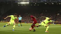 Striker Liverpool, Sadio Mane, berusaha melewati pemain Barcelona pada laga semifinal Liga Champions 2019 di Stadion Anfield, Selasa (7/5). Liverpool menang 4-0 atas Barcelona. (AP/Dave Thompson)
