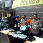 Kapolres Garut AKBP Wirdhanto Hadicaksono bersama Wakapolres mengamankan sejumlah tersangka berikut barang bukti perkara kasus narkotika di Garut dalam dua pekan terakhir. (Liputan6.com/Jayadi Supriadin)