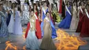 Para kontestan tampil di atas panggung Miss World 2015 di Sanya,  Cina, Sabtu (19/12). Ada 114 perempuan cantik dari seluruh dunia yang mengikuti kontes kecantikan ini. (REUTERS/Stringer)