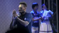 Israel Wamiau saat acara launching Arema. (Bola.com/Iwan Setiawan)