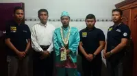 Delapan polisi mengawal calon pengantin menunaikan niatnya menikah. (Liputan6.com/Mohamad Fahrul)