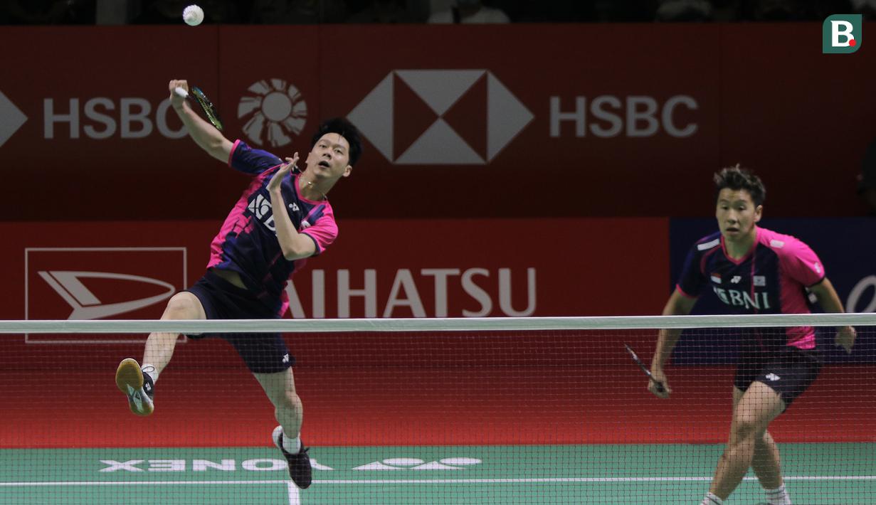 <p>Reli panjang sempat tersaji menjelang berakhirnya gim kedua. Smes keras Kevin yang gagal dikembalikan Popov membuat pasangan Indonesia menang 21-19 di babak 32 besar Indonesia Masters 2022. (Bola.com/Ikhwan Yanuar)</p>