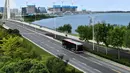 Foto udara menunjukkan sebuah bus otonomos dari jalur bus autopilot 1 melintas di Zhengzhou, Provinsi Henan, China (18/8/2020). Bus autopilot ini menggabungkan sejumlah teknologi seperti layanan jaringan 5G dan kecerdasan buatan (AI) serta sistem pengawasan dan kendali cerdas. (Xinhua/Li An)
