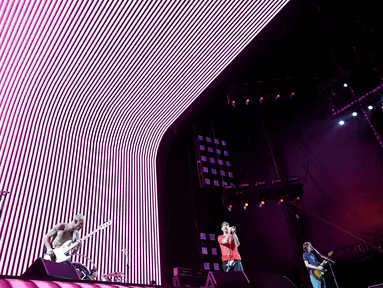 Personil band Red Hot Chili Peppers saat tampil di atas pangung di Allegiant Stadium di Las Vegas, Nevada (6/8/2022). Red Hot Chilis Peppers kembali ke Vegas untuk pertama kalinya dalam hampir satu dekade. (Ethan Miller/Getty Images/AFP)