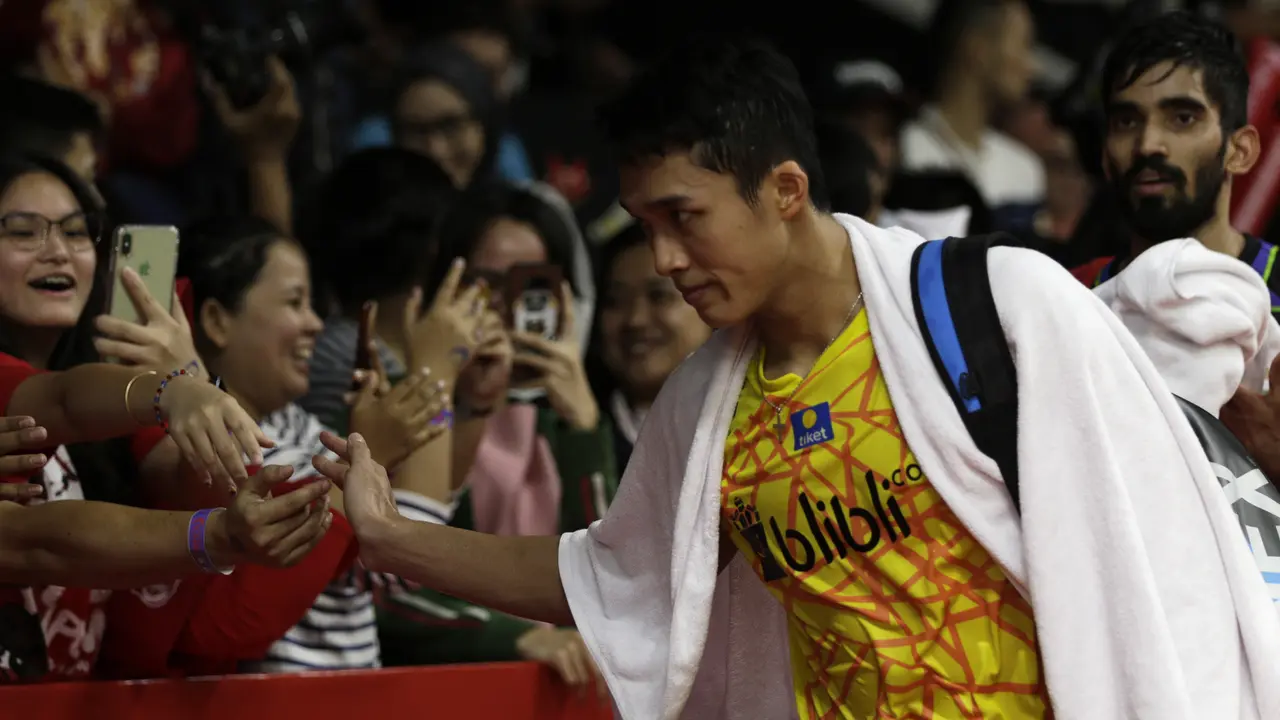 Tunggal putra Indonesia, Jonatan Christie, menyapa suppoter usai mengalahkan tunggal India. (Bola.com/Yoppy Renato)