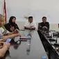 Pernyataan pers KCD X Disdik Provinsi Jawa Barat, SMK Ponpes Manbaul Ulim dan SMK Telkom Cirebon terkait kritik guru di postingan akun Ridwan Kamil berujung pemecatan. Foro (Liputan6.com / Panji Prayitno)