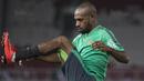 Striker Timnas Indonesia, Boaz Solossa, melakukan pemanasan saat latihan di SUGBK, Jakarta, Sabtu (13/1/2018). Timnas Indonesia menggelar latihan terakhir sebelum laga persahabatan melawan Islandia. (Bola.com/Vitalis Yogi Trisna)