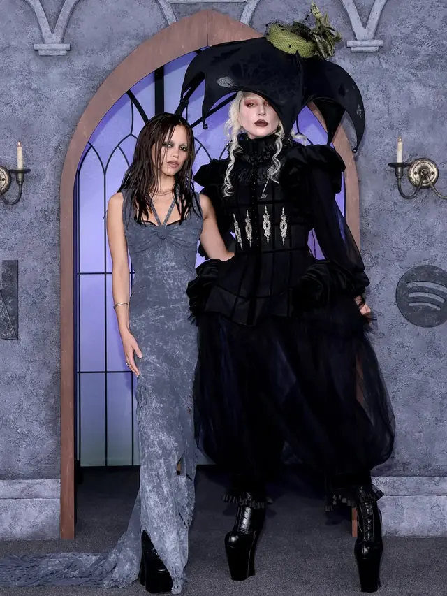 Adu Gaya Gothic Core, Jenna Ortega Sulap Kaus Jadi Couture Vs Lady Gaga bak Penyihir Glamor di Premiere Film Wednesday Season 2