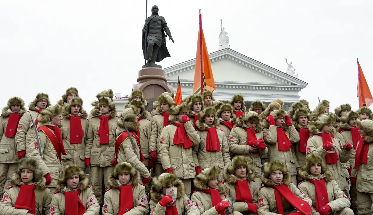 Kadet Angkatan Darat Pemuda patriotik Rusia menghadiri parade militer yang menandai peringatan 80 tahun kemenangan Soviet pada Pertempuran Stalingrad selama Perang Dunia Kedua, di selatan kota Volgograd pada 2 Februari 2023. (AFP/Stringer)