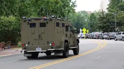 Seorang tersangka ditahan setelah penembakan di North Carolina University pada Senin sore waktu setempat. Insiden ini menyebabkan seorang anggota fakultas tewas dan mendorong mahasiswa dan lainnya untuk berlindung selama berjam-jam saat polisi mencari pria bersenjata tersebut. (AP Photo/Hannah Schoenbaum)