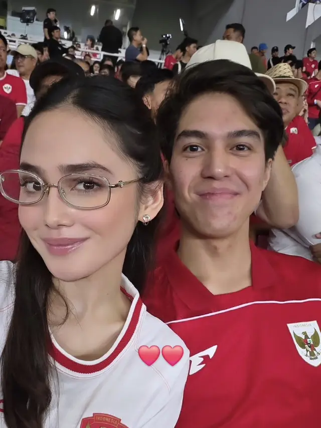 Syifa Hadju bersama El Rumi tampil sporty dengan atasan putih bernuansa Timnas saat menyaksikan FIFA ASEAN Cup 2026 dari tribun.