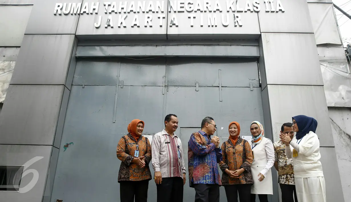 Ketua MPR Zulkifli Hasan usai berkunjung ke Rutan Wanita Pondok Bambu, Jakarta, Jumat (27/5). Kunjungan itu dalam rangka menciptakan kemandirian dan keterampilan serta sosialisasi 4 Pilar Kebangsaan kepada para penghuni rutan. (Liputan6.com/Yoppy Renato)