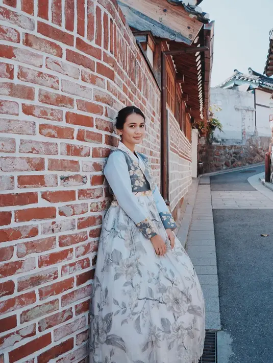 Rasanya kurang lengkap jika pergi berlibur namun tak berkunjung ke luar negeri. Wanita 23 tahun ini pun memilih Korea Selatan sebagai destinasi wisatanya. Menggunakan baju Hanbok  saat berkunjung di Negeri Gingseng,  penampilan Dea ini terlihat anggun. (Liputan6.com/IG/deaaannisa)