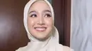 Aktris Cut Syifa mencuri perhatian dengan penampilannya saat menghadiri acara pernikahan sang kakak, Teuku Anwar. [Instagram/cutsyifaa]