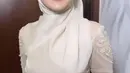 Aktris Cut Syifa mencuri perhatian dengan penampilannya saat menghadiri acara pernikahan sang kakak, Teuku Anwar. [Instagram/cutsyifaa]