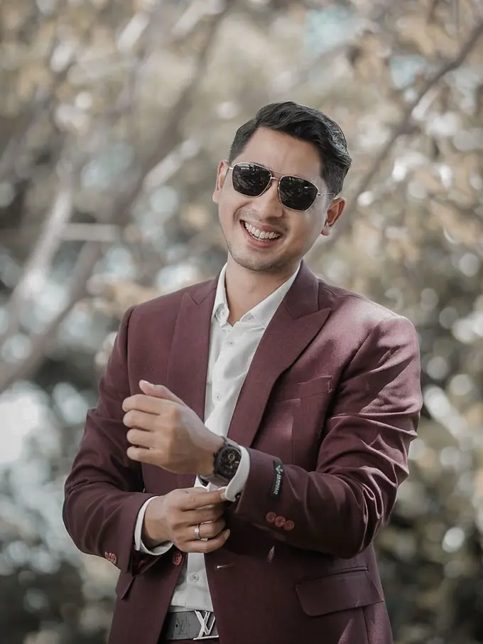 FOTO: 6 Gaya Arya Saloka Berkacamata Hitam, Ganteng Maksimal