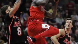 Pemain Chicago Bulls, Jerian Grant (2) mencoba melakukan tembakan melewati kepungan pemain Miami Heat pada laga NBA basketball game di United Center, Chicago, (26/11/2017). Miami Heat menang 100-93.  (AP/Paul Beaty)