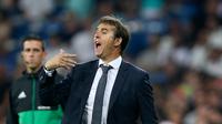 Pelatih Real Madrid, Julen Lopetegui mengintruksikan pemainnya saat bertanding pada lanjutan La Liga Spanyol di stadion Santiago Bernabeu, Madrid, (19/8). Madrid menang 2-0 atas Getafe. (AP Photo/Andrea Comas)