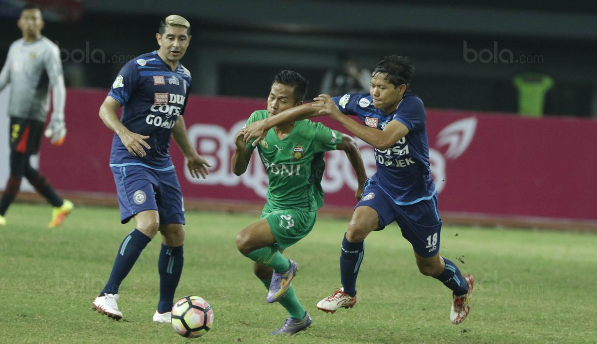 Gelandang Arema FC, Adam Alis, berusaha mengejar striker Bhayangkara FC, Wahyu Subo Seto pada laga Liga 1 di Stadion Patriot, Bekasi, Jumat (4/8/2017). Bhayangkara FC menang 2-1 atas Arema FC. (Bola.com/M Iqbal Ichsan)