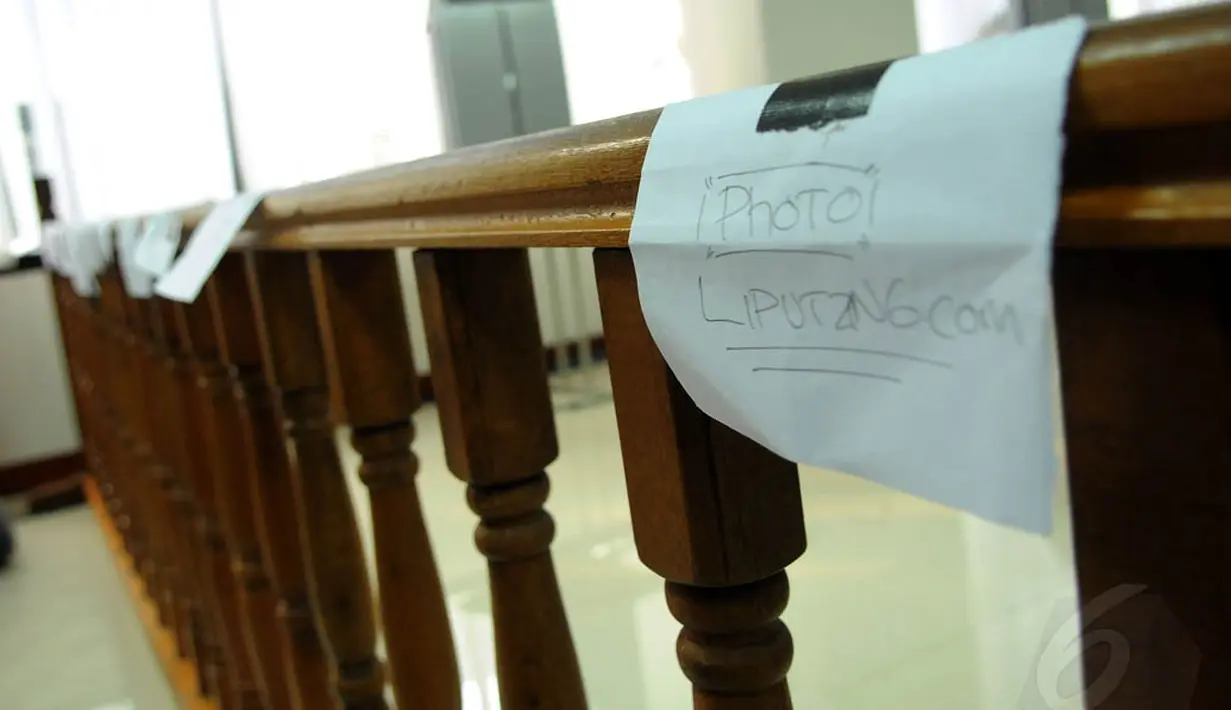Beberapa awak media sibuk menandai tempat peliputan saat Wapres Boediono menjadi saksi di Pengadilan Tipikor, Kamis (20/5/14). (Liputan6.com/Faisal R Syam)