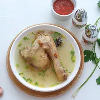 Ilustrasi sup ayam jahe./Copyright shutterstock.com/g/winrosdaniar