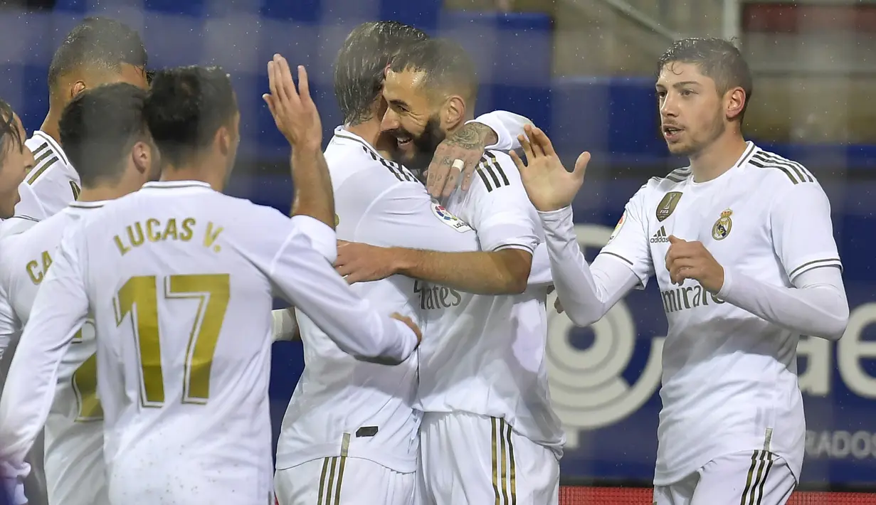 Penyerang Real Madrid, Karim Benzema (kedua kanan) berselebrasi bersama rekan-rekannya usai mencetak gol ke gawang Eibar pada pertandingan lanjutan Liga Spanyol di  stadion Ipurua (9/11/2019). Benzema mencetak dua gol dipertandingan ini dan mengantar Madrid menang 4-0. (AP Photo/Alvaro Barrientos)