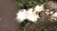 Detik-detik Aliran Bandang Hanyutkan Pelancong di Air Terjun