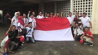 Suporter Indonesia memberikan dukungan kepada Timnas Indonesia U-19, Senin (11/9/2017) di Stadion Thuwunna, Yangon, Myanmar. (Bola.com/Aning Jati)