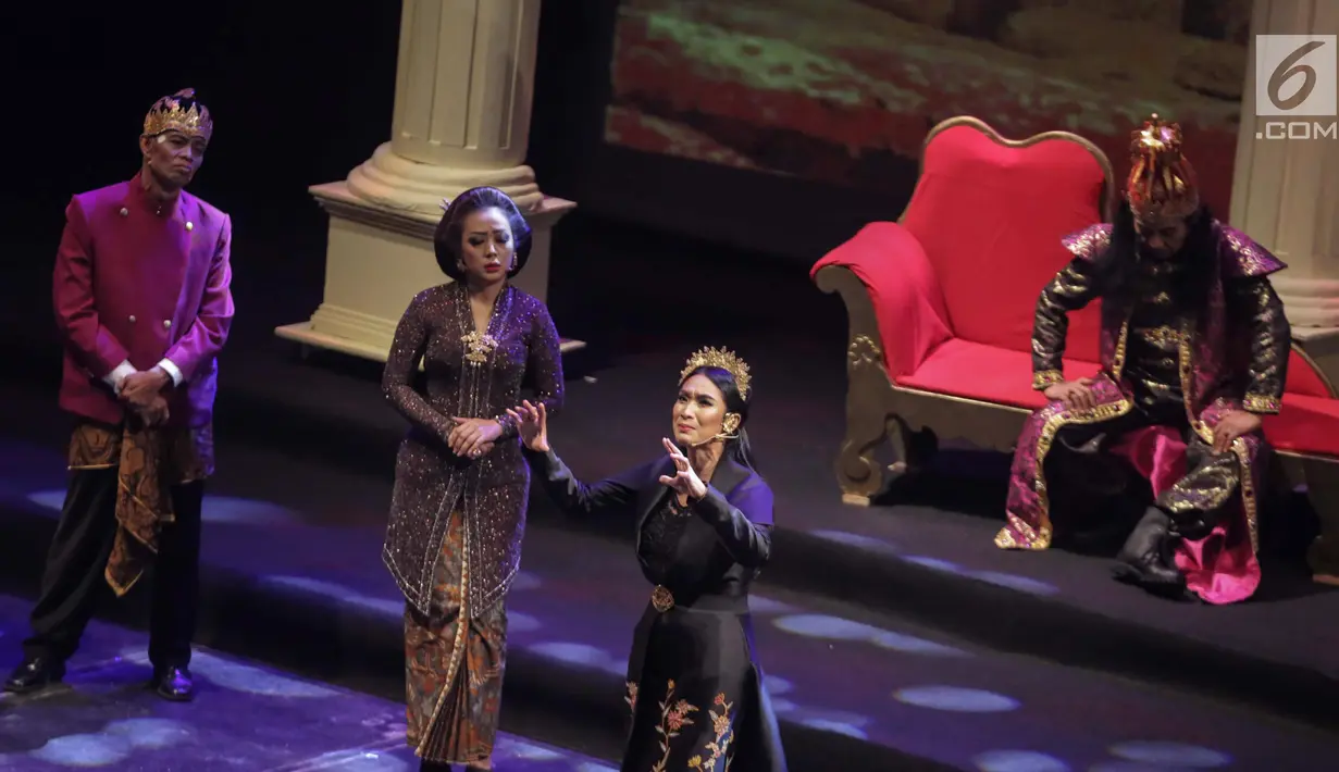 Artis Happy Salma (dua kanan) saat berakting dalam teater musikal bertajuk "Satyam Eva Jataye" di Taman Ismail Marzuki, Jakarta, Selasa (23/1). "Satyam Eva Jayate" dalam bahasa Sansekerta berarti hanya kebenaran yang berjaya. (Liputan6.com/Faizal Fanani)