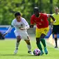 Winger Timnas Indonesia U-23, Witan Sulaeman, berjuang sekuat tenaga saat bersua Timnas Guinea U-23 pada laga playoff Olimpiade 2024 Paris di&nbsp;INF Clairefontaine, Clairefontaine-en-Yvelines, Prancis, Kamis (9/5/2024) malam WIB. Sayangnya, Tim Garuda Muda menyerah 0-1 dari Guinea. (AFP/Miguel Medina)