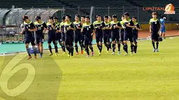 Sebelum memulai latihan para pemain timnas Laos terlihat berlari-lari kecil mengitari Stadion GBK Jakarta (Liputan6.com/Helmi Fithriansyah)
