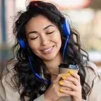 ilustrasi perempuan tersenyum/Green Elk/Shutterstock