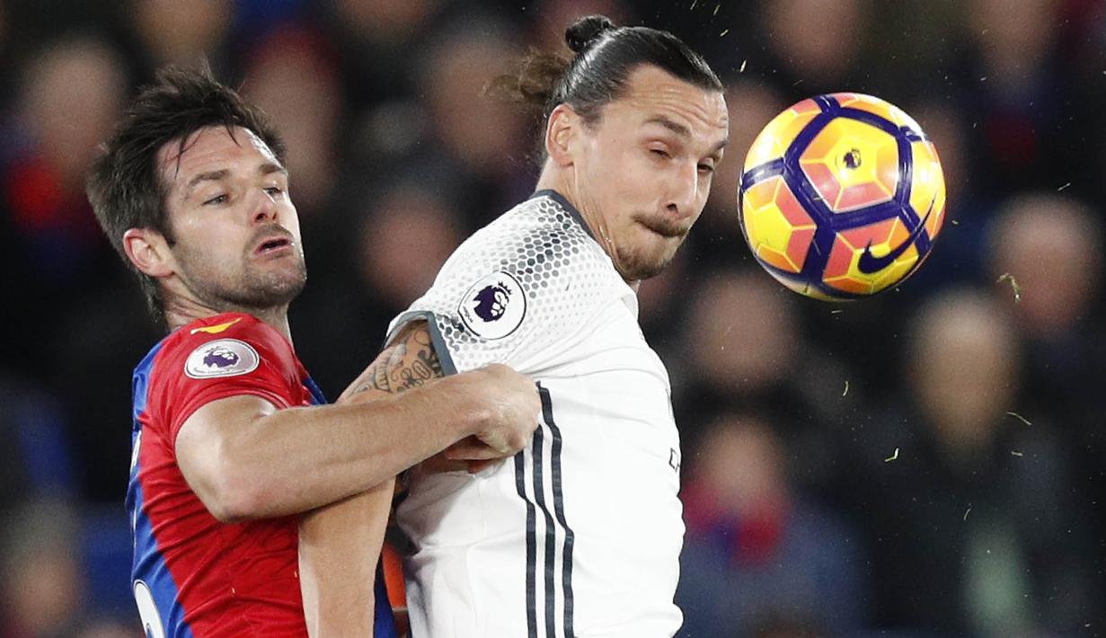 Zlatan Ibrahimovic diboyong dari Paris Saint Germain pada awal musim ini. Pemain asal Swedia itu sempat tampil apik dalam empat laga awal Premier League 2016-2017 dengan mencetak empat gol. (AFP/Adrian Dennis)