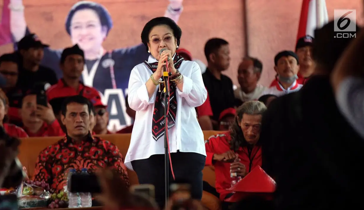 Ketua Umum PDI Perjuangan Megawati Seokarnoputri memberi sambutan saat menghadiri panen raya padi MSP di Indramayu, Jawa Barat, Kamis (4/4). Megawati mengajak anak muda mau jadi petani. (Liputan6.com/HO/Iwan)