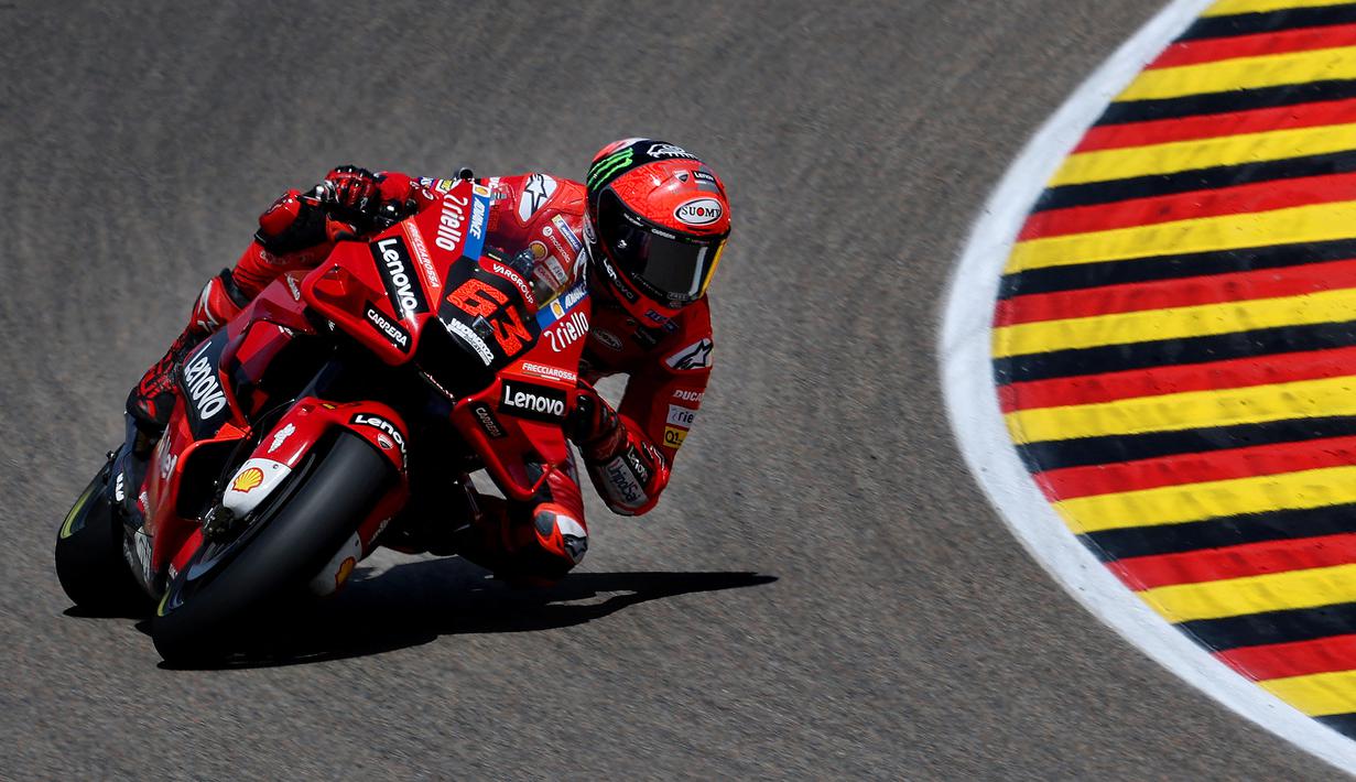 Francesco Bagnaia sebagai pemegang pole position mampu kembali merebut posisi terdepan dari Quartararo di lap kedua meski mampu direbut kembali Quartararo sedetik kemudian. (AFP/Ronny Hartmann)